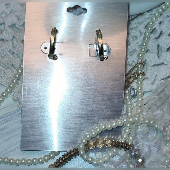 Oval Emerald Green Earrings - Picture 5 of 7